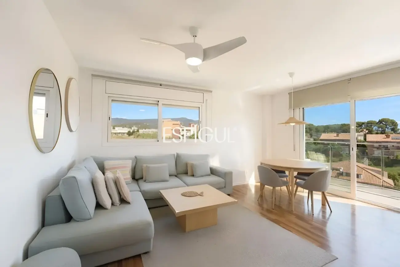 Piso semi nuevo con vistas al mar, dos plaza de parquing y piscina comunitaria en Llavaneres