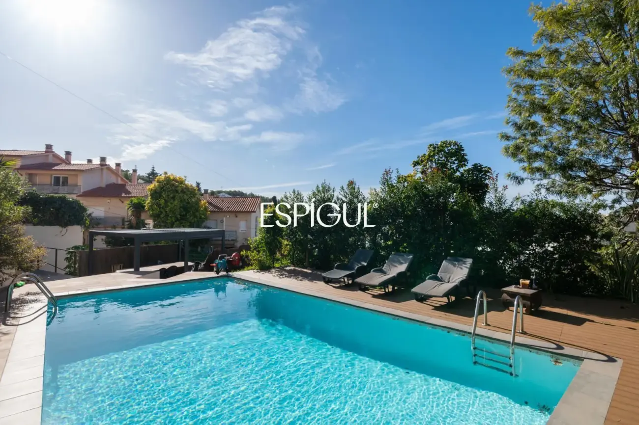 Villa con piscina y vistas al mar en Sitges