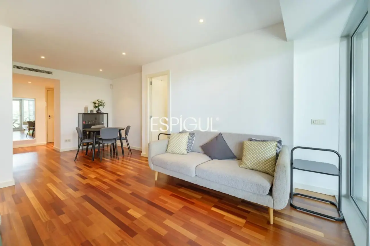 Vivienda con gran terraza y piscina comunitaria junto al mar