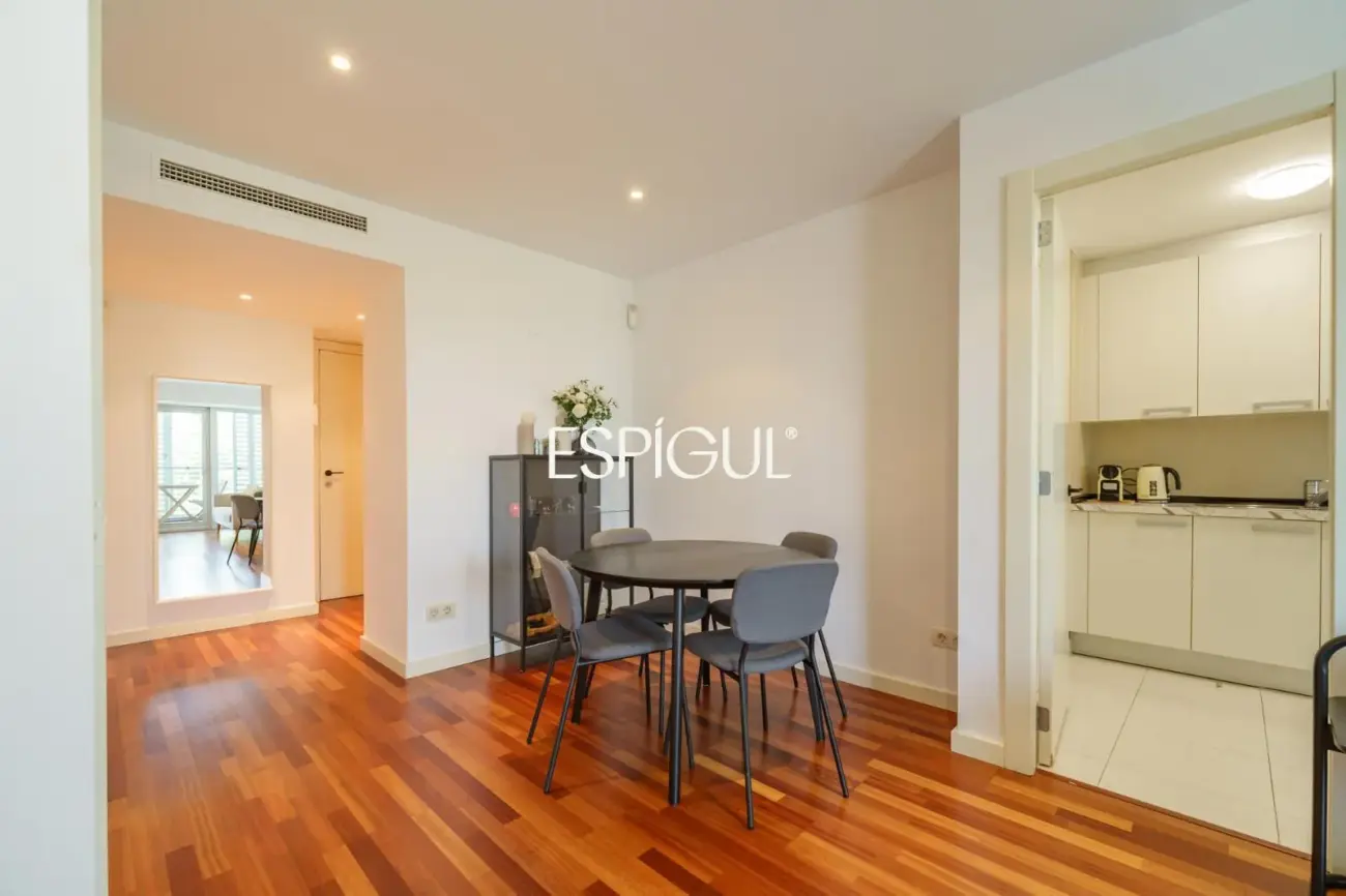 Vivienda con gran terraza y piscina comunitaria junto al mar
