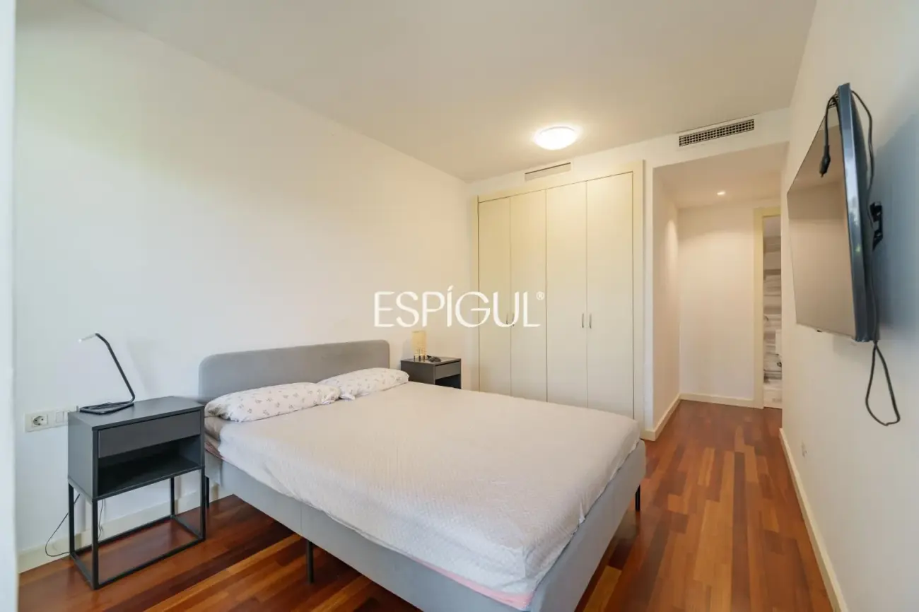 Vivienda con gran terraza y piscina comunitaria junto al mar