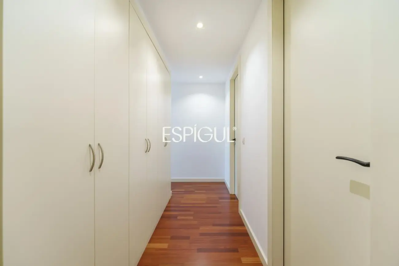 Vivienda con gran terraza y piscina comunitaria junto al mar