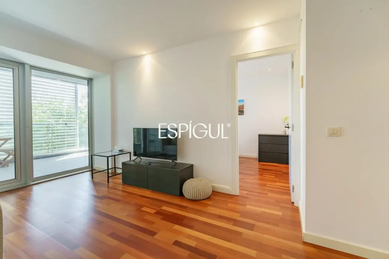 Vivienda con gran terraza y piscina comunitaria junto al mar