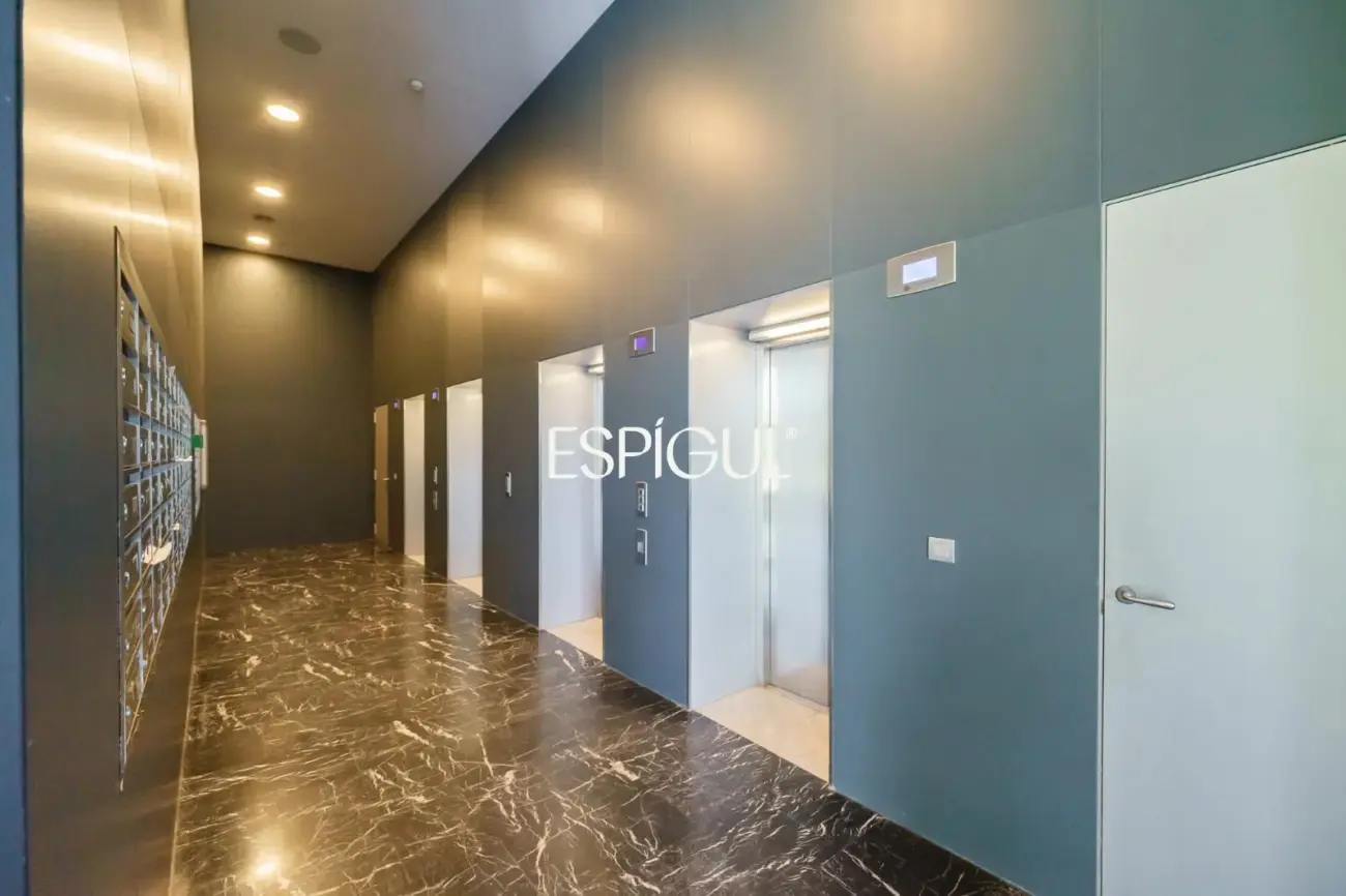 Vivienda con gran terraza y piscina comunitaria junto al mar
