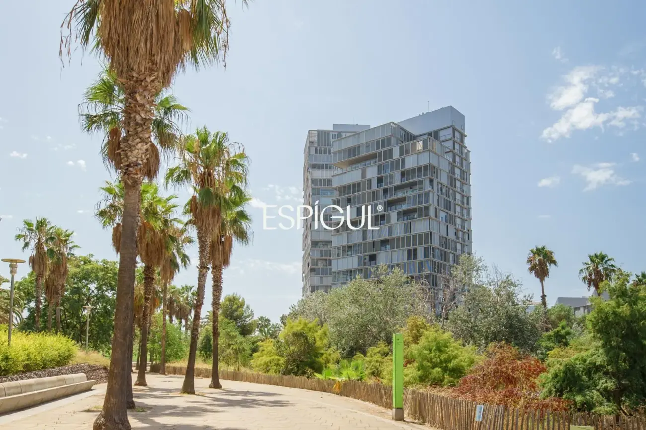 Vivienda con gran terraza y piscina comunitaria junto al mar